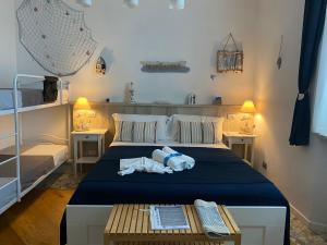una camera da letto con un letto con due cuscini sopra di B&B Sea and Garden a Orbetello