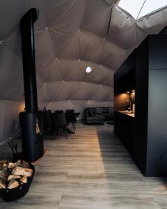 Zimmer mit Kamin in einem Zelt in der Unterkunft Golden Circle Domes - Lake View in Selfoss