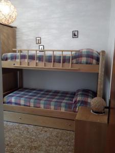 two bunk beds in a room with a table at Villetta Pescespada in Grosseto