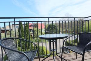 科沃布热格Willa Świerkowa的阳台上有一个带两把椅子和一张桌子的露台