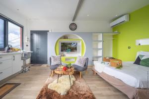 Rúm í herbergi á Chalet étoilé BAYALOCATION