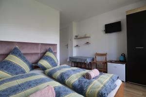 科沃布热格Willa Świerkowa的一间卧室配有蓝色和黄色枕头的床