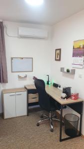 an office with a desk and a chair in an office at Apartman Moslavina in Kutina
