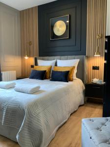 Un dormitorio con una cama grande con paredes azules. en L ecrin Villersois terrasse vue mer, en Villers-sur-Mer