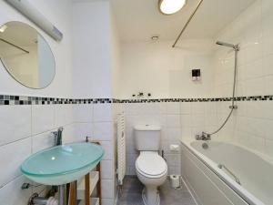 a bathroom with a sink and a toilet and a tub at Emerald Suite-Sleep 6-Long Stays - FREE PARKING in Birmingham
