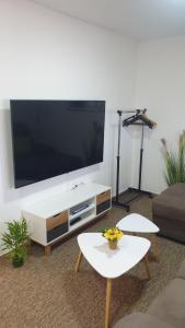 salon z dużym telewizorem z płaskim ekranem w obiekcie Apartman Moslavina w mieście Kutina