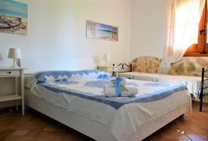 レイタニにあるVilla Albaのベッドルーム1室(青と白の掛け布団付きのベッド1台付)