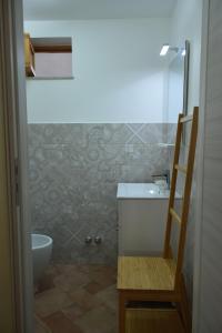 レイタニにあるVilla Albaのバスルーム(トイレ、シンク、椅子付)
