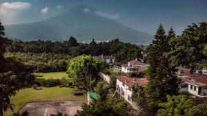 アンティグア・グアテマラにあるBaraka Antiguaの山を背景にした村の風景