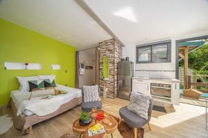 ein Schlafzimmer mit einem Bett und einer grünen Wand in der Unterkunft Chalet étoilé BAYALOCATION in Le Lamentin