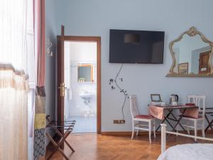 A television and/or entertainment centre at Affittacamere Firenze in Libertà Parterre