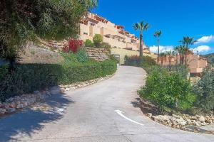 an empty road in front of a building at Appartement avec vue sur mer Calahonda (Mijas) in Sitio de Calahonda