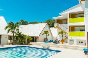 Hotel Caribbean Coral内部或周边的泳池