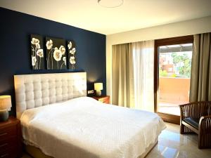 エステポナにあるMar Azul Apart Hotelのベッドルーム(白いベッド1台、窓付)