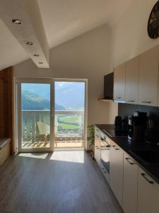 uma cozinha com uma grande janela com vista em Panoramahof Bianca em Winklern