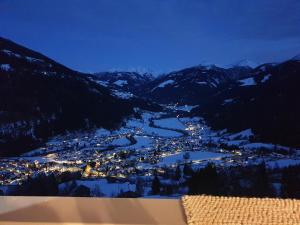 una vista de una ciudad en las montañas por la noche en Panoramahof Bianca, en Winklern