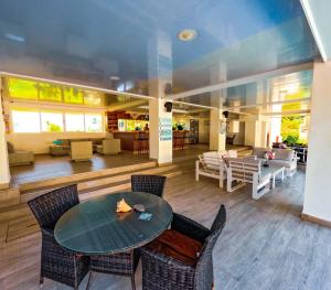Hotel Caribbean Coral的休息区