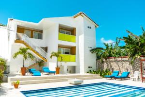 Hotel Caribbean Coral内部或周边的泳池