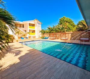 Hotel Caribbean Coral内部或周边的泳池