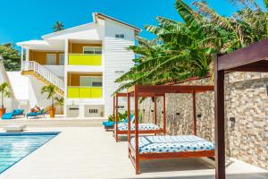 Hotel Caribbean Coral内部或周边的泳池