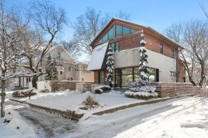een huis is bedekt met sneeuw bij Urban Treehaus in Minneapolis