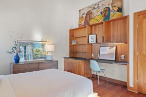 een slaapkamer met een bed, een bureau en een stoel bij Urban Treehaus in Minneapolis