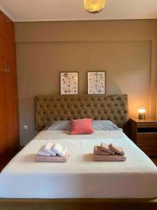 - une chambre avec un lit et 2 serviettes dans l'établissement Quiet house with two floors close to the Sea, à Athènes