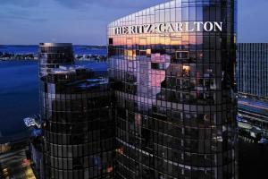 柏斯的住宿－The Ritz-Carlton, Perth，享有丽思卡尔顿大厦(ritz carlton building)的景致