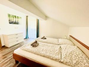 1 dormitorio blanco con 1 cama y vestidor en Villa Maria Theresia - contactless Self-Check-IN, en Bad Goisern