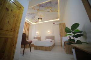 une chambre avec un lit et un plafond dans l'établissement Annex Hotel, à Khiva