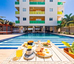 圣安德烈斯Hotel Caribbean Coral的游泳池前的早餐盘