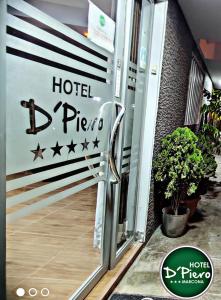 una puerta a un hotel d pico con estrellas en él en HOTEL D'PIERO MARCONA, en San Juan