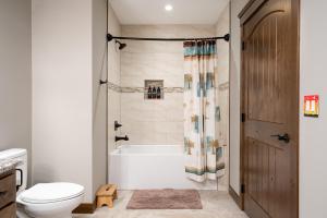 uma casa de banho com uma banheira, um WC e um chuveiro em Somerset - Estate em Somerset