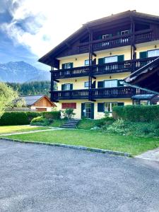 un gran edificio con balcones en un lateral en Villa Maria Theresia - contactless Self-Check-IN, en Bad Goisern