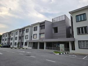 un edificio con un parcheggio antistante di E! Best Apartment a Padang Serai