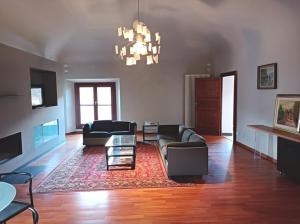 un salon avec des canapés et un lustre dans l'établissement Crivelli-Penthouse, à San Severino Marche