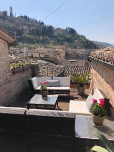 un patio avec des canapés et des tables sur le toit dans l'établissement Crivelli-Penthouse, à San Severino Marche