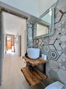 een badkamer met een wastafel en een spiegel aan een muur bij Nuovissimo appartamento a Marina di Grosseto in Marina di Grosseto