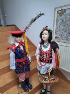 due bambole in costume in piedi sulle scale di Willa Krakowia a Krzeszowice