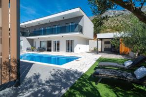 una imagen de una casa con piscina en Villa Hill with private 32sqm heated pool and hydro-massage, 4 en-suite bedrooms, 200m from the sandy beach, en Duće