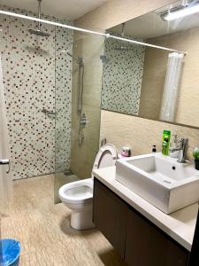 y baño con lavabo, aseo y ducha. en Regalia Residence by skypool klcc, en Kuala Lumpur