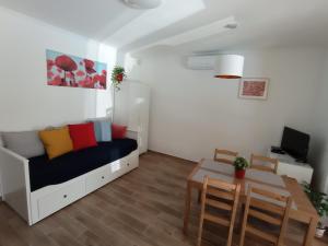 um pequeno quarto com uma cama e uma mesa em Relax Apartment em Fonyód