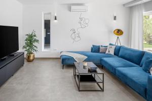 Χώρος καθιστικού στο Villa Hill with private 32sqm heated pool and hydro-massage, 4 en-suite bedrooms, 200m from the sandy beach