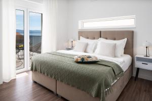 Ένα ή περισσότερα κρεβάτια σε δωμάτιο στο Villa Hill with private 32sqm heated pool and hydro-massage, 4 en-suite bedrooms, 200m from the sandy beach +42 φωτογραφίες