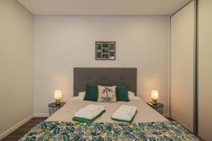 ein Schlafzimmer mit einem großen Bett mit zwei Lampen in der Unterkunft OCEAN VIEW House (airport&city) in Ponta Delgada