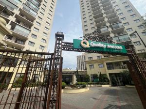 una puerta con un cartel delante de algunos edificios en Long Stay Alvorada 1009 aparthotel 2 dorms Vila Olímpia, en São Paulo