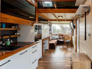 a kitchen and living room in a tiny house at Prima Resort Boddenblick - Camping & Tiny House-Resort in Groß Kordshagen