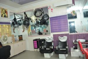 a bathroom with two sinks and a hair salon at SPA LAVENDER AND SUITES in Port Harcourt
