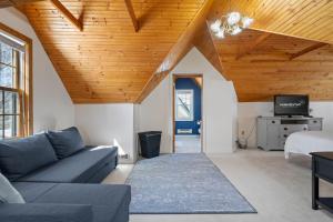 uma sala de estar com um sofá e um tecto de madeira em Nokomis Haven em Minneapolis