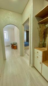 Cette chambre dispose d'un couloir avec une commode et un miroir. dans l'établissement ЖК Альфа Бета, à Kostanay
